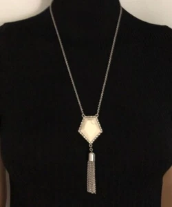 Encantador collar de resina de plata con borla Charlie de colección - Imagen 1 de 6