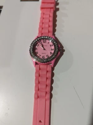 Reloj Geneva Tono Plata Bisel Cristal Esfera Rosa y Banda de Goma 6"-8" Batería Nueva Foto 1 de 4
