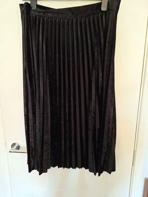 Marks And Spencer Black Size 16 Velvet Pleated 75 Cm Long Skirt - Image 1 of 4