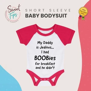 MY DADDY IS EIFERSÜCHTIG I HAD BOOBIE MÄDCHEN JUNGEN BABY BODY ANZUG WESTE GESCHENK KINDER - Bild 1 von 1