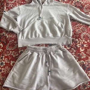 Staud Set Kapuzenpullover übergroß und Shorts lila/hellviolett Baumwolle Größe CDs - Bild 1 von 12