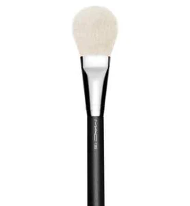 MAC Brush 135S SYNTHETIC LARGE FLAT POWDER BRUSH. NEW UK STOCK - Picture 1 of 3