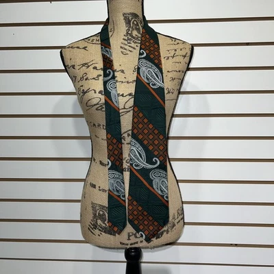 Cuadrados verdes oscuros, blancos de cachemira y rojos en corbata de hombre. Wemlon de Wembley Foto 1 de 4