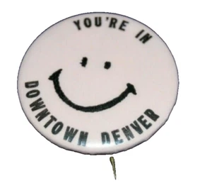 Pinback in celluloide Colorado rosa FACCIA SORRIDENTE SEI IN CENTRO DENVER vintage - Foto 1 di 2
