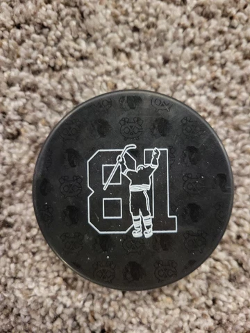MARIAN HOSSA CHICAGO BLACKHAWKS RETIREMENT NIGHT PUCK 11/20/22 RARE Cover