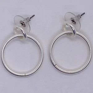 Pendientes de poste de anillos vinculados de metal plateados - Imagen 1 de 3