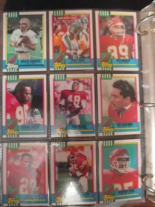 TOPPS, 18 SINGLE FOOTBALL CARDS in PLASTIC SLEEVES - Picture 1 of 9