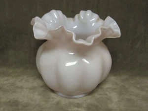 Jarrón de bola vintage de los años 50 Fenton Art Glass rosa superposición melón costilla con volantes - Imagen 1 de 4