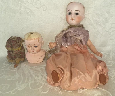 АНТИКВАРНАЯ КОМПОЗИЦИЯ ГОЛОВЫ ИЗ НЕГЛАЗУРОВАННОГО ФАРФОРА КУКЛЫ НА ЗАПЧАСТИ ЧИТАЙТЕ $29,99 - Изображение 1 из 4