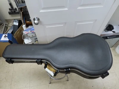 Estuche para guitarra acorazado acústico rígido SKB-18 con cerraduras TSA y llave Foto 1 de 4