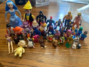 Gemischte Marken Action Figuren Vintage Konvolut 37 Spielzeug Disney Lego Minecraft - Bild 1 von 1