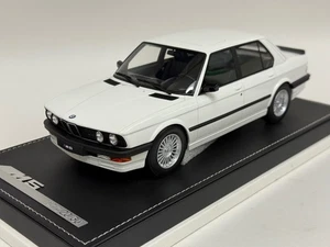 1/18 AB Models BMW M5 E28 from 1984 in White on Custom Leather Base AB571 - Picture 1 of 7