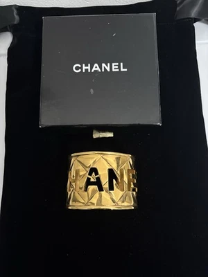 Brazalete Chanel vintage de latón chapado en oro con logotipo recortado en negrita Foto 1 de 4