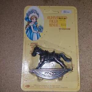 Vintage 1976 Durham Holly Hobbie Old Fashion Miniatures Diecast #16 Hobby Horse - Bild 1 von 4