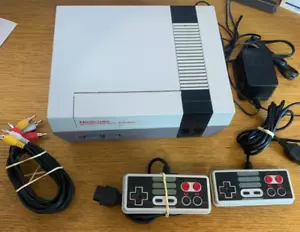 Consola Nintendo Entertainment System NES con 2 mandos, cables AV, alimentación - Imagen 1 de 6