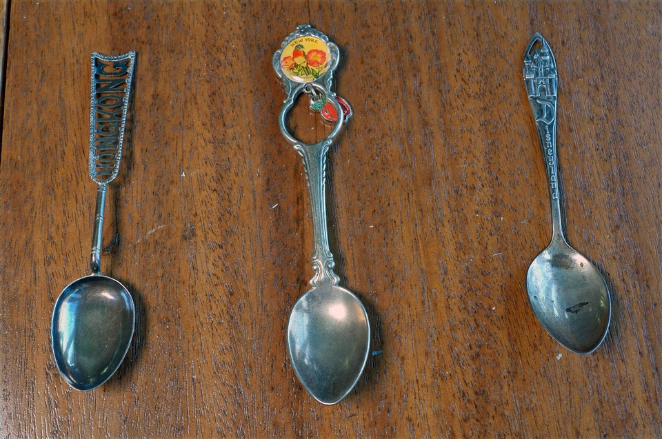 Colección de cucharas de recuerdo vintage (lote de 103) incl. (2) Plata de ley Foto 1 de 4