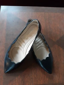 ADRIENNE VITTADINI Black Fox Pointed Toe Leather Flats w/Scalloped Trim Sz 6M - Picture 1 of 6