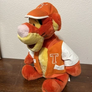 TIGGER DISNEY STORE EXKLUSIVE PLÜSCHJACKE 13 ZOLL T UNIVERSITY VARSITY WINNIE POOH - Bild 1 von 7