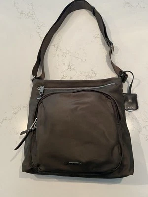 Bolso Bandolera Tumi Voyageur Capri Gris Oliva Nylon y Plata Herrajes Foto 1 de 4