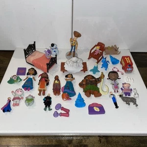 Lote de figuras y accesorios surtidos de Disney - Imagen 1 de 7