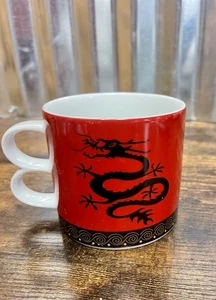Schwarzer Drache roter Becher mit zwei Fingern von Cha Cult - Bild 1 von 7
