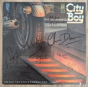 City Boy Band signiert The Day The Earth Caught Fire Vinyl Schallplatte RAD - Bild 1 von 1