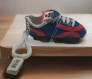 Schlüsselanhänger Haitianer * Haiti Flagge * Mini Fußballschuh Stollenschuhe - Bild 1 von 4