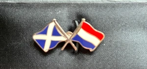SCOTTISH SALTIRE & NETHERLANDS FRIENDSHIP FLAGS PIN BADGE - Picture 1 of 3