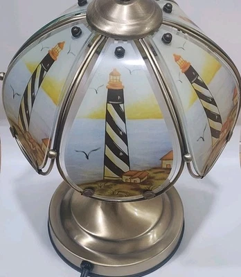 Lámpara Faro con Paneles "Vidrio" y "Base Dorada". Obras usadas. Foto 1 de 4