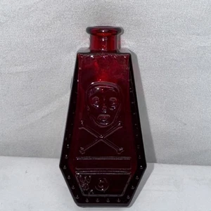 De colección Wheaton Rubí Vidrio Rojo Ataúd Forma Botella Calavera Huesos Cruzados R.I.P. - Imagen 1 de 6