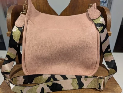 Розовая сумка через плечо из шагреневой кожи с камуфляжным/блестящим ремешком - Изображение 1 из 4
