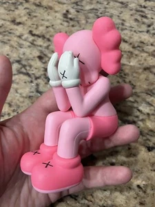 Kaws Companion Sitting Facepalm Action Figure Deco Art Toy - Rosa - Solo Figura - Foto 1 di 10
