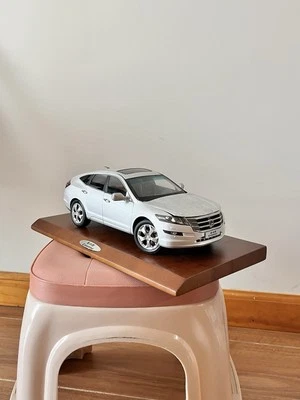 (损坏)1: 18 比例本田雅阁 Crosstour 银色压铸模型汽车带底座 — 第 1/4 张图片