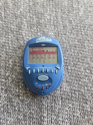 Juego electrónico portátil vintage Radica Big Screen Solitaire 2004 probado Foto 1 de 4
