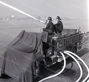 Feuerwehrleute Feuerwehr Feuerwehrauto 1960er Jahre Original 120mm Foto Negativ - Bild 1 von 2
