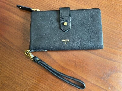 全新无标签 Fossil 黑色卵石纹皮革折叠钱包腕带手拿包 — 第 1/4 张图片