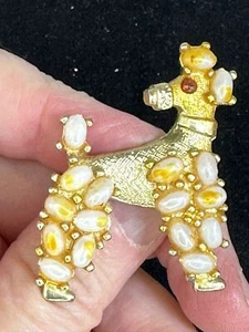 Dog Poodle Pearls Red Rhinestone Eye Vintage Gold Brooch Pin M-6211 - Picture 1 of 3