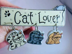 Katzenliebhaber Bar mit Katze baumelt Vintage glasierte Keramik Brosche Anstecknadel V-5671* - Bild 1 von 3