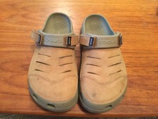 MENS BEIGE AND TAN CROCS SIZE M8 