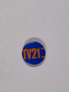 TV21 Badge Original Pin Sci-Fi Television magazine Circa 1980's - Imagen 1 de 12