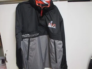 CHAQUETA CORTAVIENTOS SUPERBOWL (LVI) TOMMY HILFIGER PARA HOMBRE CON CAPUCHA 1/4 CREMALLERA (XXL) NUEVA CON ETIQUETAS - Imagen 1 de 11