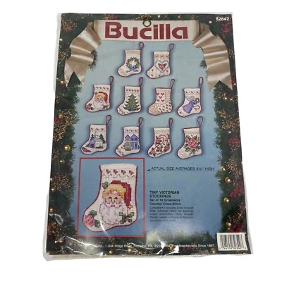 Kit de enfeite de Natal com pontos cruz contados Bucilla PEQUENAS MEIAS VITORIANAS - Imagem 1 de 4