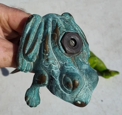 Aspersor de césped de jardín rana de latón vintage con espiga Foto 1 de 4