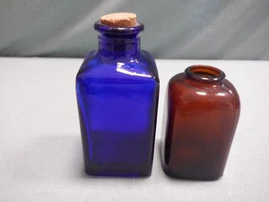 Menge 2 5 1/2" Kobaltblau Quadratisch Glasflasche mit Korken, 4" Bernstein Schnupftabakflasche - Bild 1 von 6