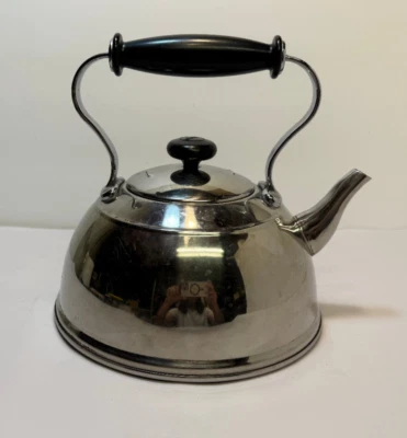 Tetera clásica de acero inoxidable Copco de colección con silbido Foto 1 de 4