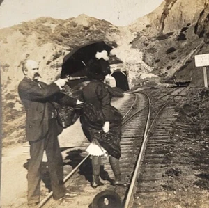 c1900 Armed Robber Train Heist Hostage Gun At Woman's Head Real Photo Stereoview - Imagen 1 de 3