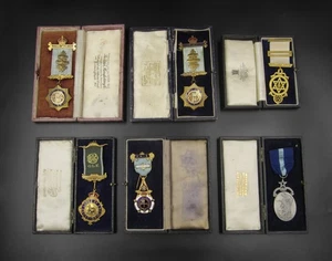 GROSSPACKUNG KONVOLUT 39 x FREIMAURER MEDAILLEN / SCHMUCK - INKL. EMAILLIERT & VERPACKT - Bild 1 von 20