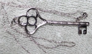 COLGANTE LLAVE ESQUELETO PLATA ESTERLINA 925 VINTAGE CON DISEÑO RECORTADO Y CADENA - Imagen 1 de 5