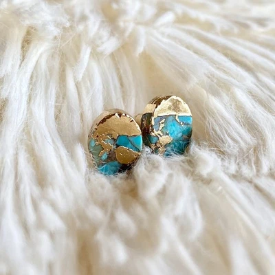Pendientes de piedra turquesa natural enchapados en oro con piedras preciosas azules hechos a mano Foto 1 de 2