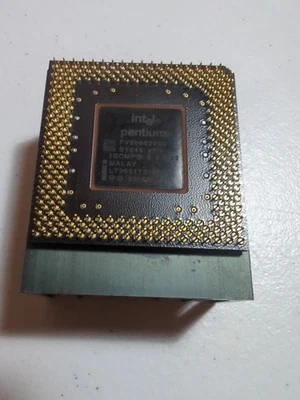 Vintage Intel Pentium FV80502200 SY045 CPU Gold/Ceramic W/Heat Sink  - Image 1 of 4